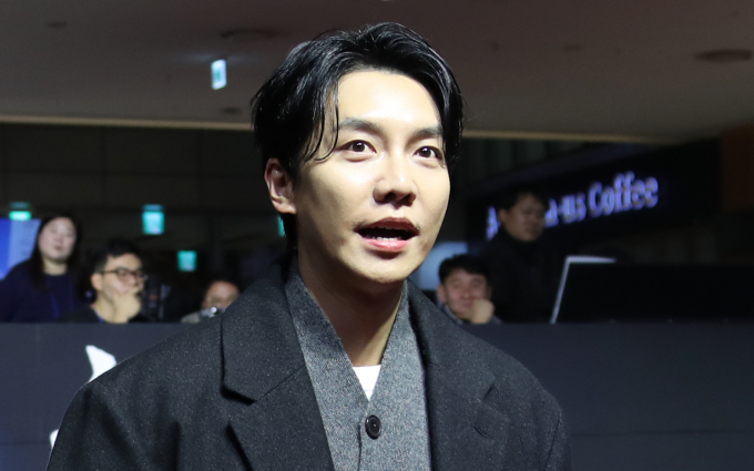  배우 견미리의 남편이자 이승기의 장인이 주가 조작으로 부당이득을 챙긴 혐의에 대해 무죄 판결을 받았으나 최근 판결이 뒤집힌 가운데 대중이 이승기 측 입장문에  각기 다른 반응을 보이고 있다. 사진은 지난해 12월 서울 송파구 롯데시네마 월드타워에서 열린 영화 '노량:죽음의 바다'(감독 김한민) VIP 시사회에 참석한 이승기. /사진=뉴시스