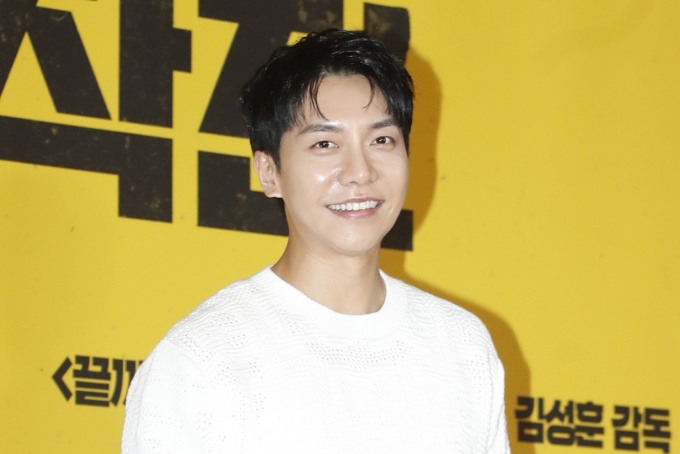 이승기의 장인이 주가를 조작해 거액의 부당이득을 챙긴 혐의로 기소돼 항소심에서 무죄 판결을 받았지만 대법원에서 유죄 취지로 파기환송 됐다. 이 소식이 전해지자마자 이승기는 "가족은 건드리지 말아달라"고 공식입장을 내 네티즌들이 갑론을박하고 있다. 사진은 지난해 7월 서울 용산구 CGV 용산아이파크몰에서 열린 영화 '비공식작전'(감독 김성훈) VIP 시사회에 참석한 이승기. /사진=뉴스1