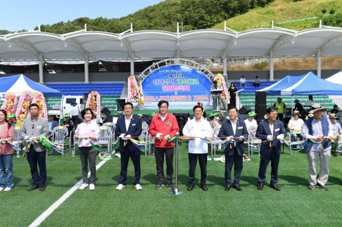 정종복 기장군수(오른쪽 네번째)와 정동만 국회의원(오른쪽 다섯번째), 박우식 기장군의회 의장, 이승우·박종철 부산시의원 등이 참석한 가운데 개장행사를 진행하고 있다./사진=기장군