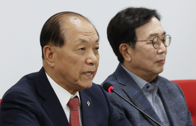 국민의힘 선거관리위원회가 17일 전당대회를 다음달 23일 개최하겠다고 밝혔다. 사진은 황우여 국민의힘 비상대책위원장(왼쪽)이 지난 3일 서울 여의도 국민의힘 중앙당사에서 열린 제4차 전당대회 선거관리위원회 임명장 수여식·1차회의에서 인사말을 하는 모습. /사진=뉴스1