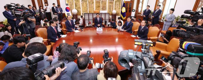 [사진] 다시 마주 앉은 국회의장·여야 원내대표