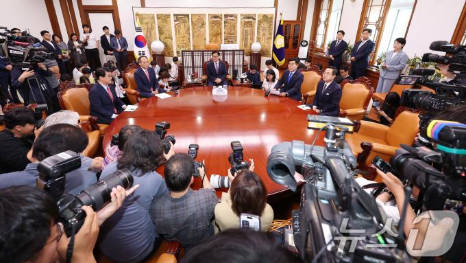 [사진] 우원식 국회의장·여야 원내대표, '시선 집중'