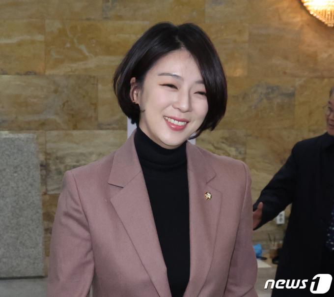 배현진 국민의힘 의원이 21일 서울 여의도 국회 본회의장에서 열린 제413회국회(임시회) 3차 본회의를 마치고 회의장을 나서고 있다. 2024.2.21/뉴스1 ⓒ News1 송원영 기자