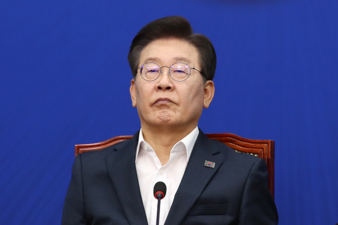 검찰이 이재명 더불어민주당 대표의 위증 교사 혐의 재판 관련 음성 자료 출처에 대한 민주당의 의혹 제기에 대해 억지 주장이라며 선을 그었다. 사진은 이 대표가 17일 서울 여의도 국회에서 열린 최고위원회의에 참석한 모습. /사진=뉴스1