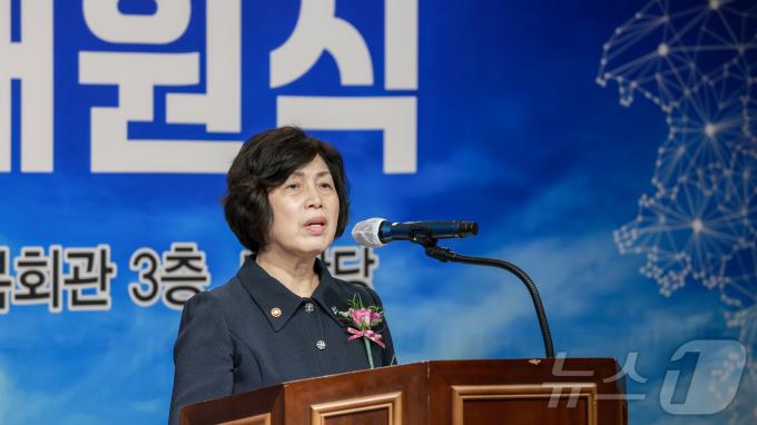 [사진] 축사하는 강정애 장관