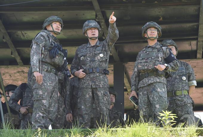 김명수 합참의장이 21일 중부전선을 담당하는 5사단 예하 최전방 GOP 부대를 방문, 경계작전태세를 점검하고 있다. (합동참모본부 제공) 2024.5.21/뉴스1