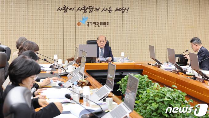 송두환 국가인권위원장이 지난 2월 13일 오후 서울 중구 국가인권위원회에서 열린 2024년 제3차 전원위원회에서 발언하고 있다. 2024.2.13/뉴스1 ⓒ News1 신웅수 기자