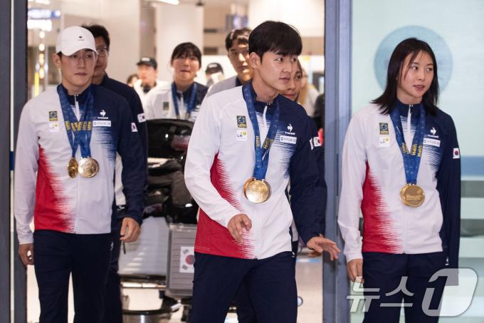 [사진] 메달 목에 걸고 금의환향하는 근대5종 대표팀