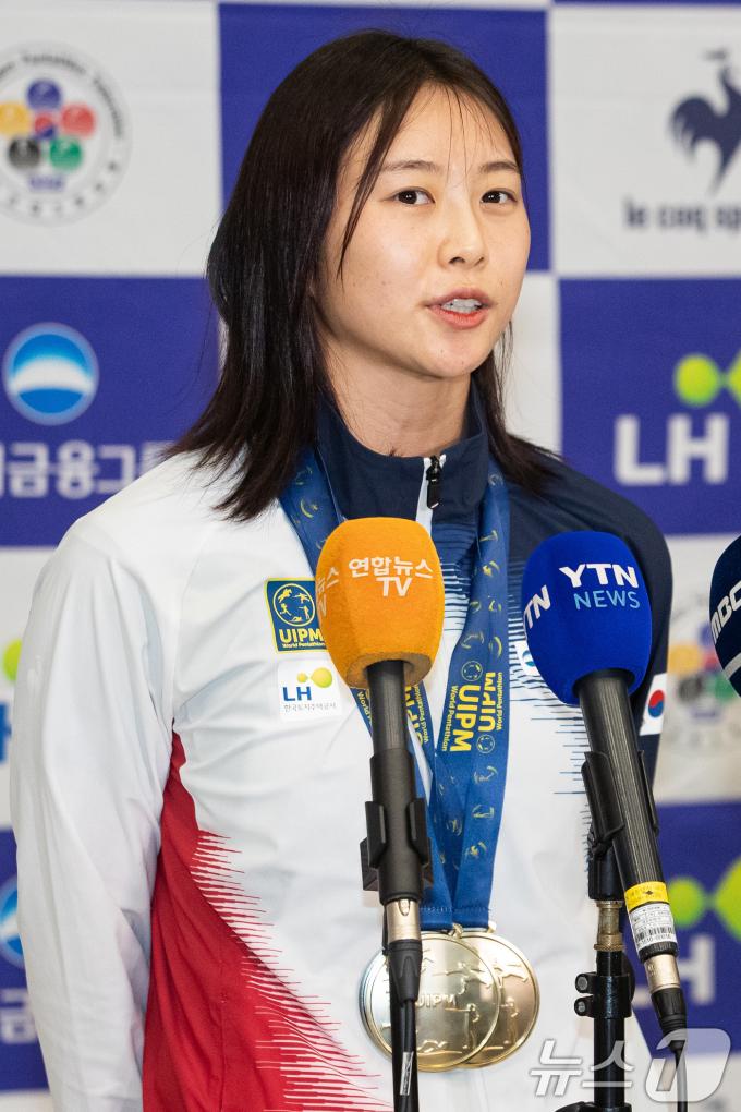 [사진] 질문 답하는 근대5종 대표팀 김선우