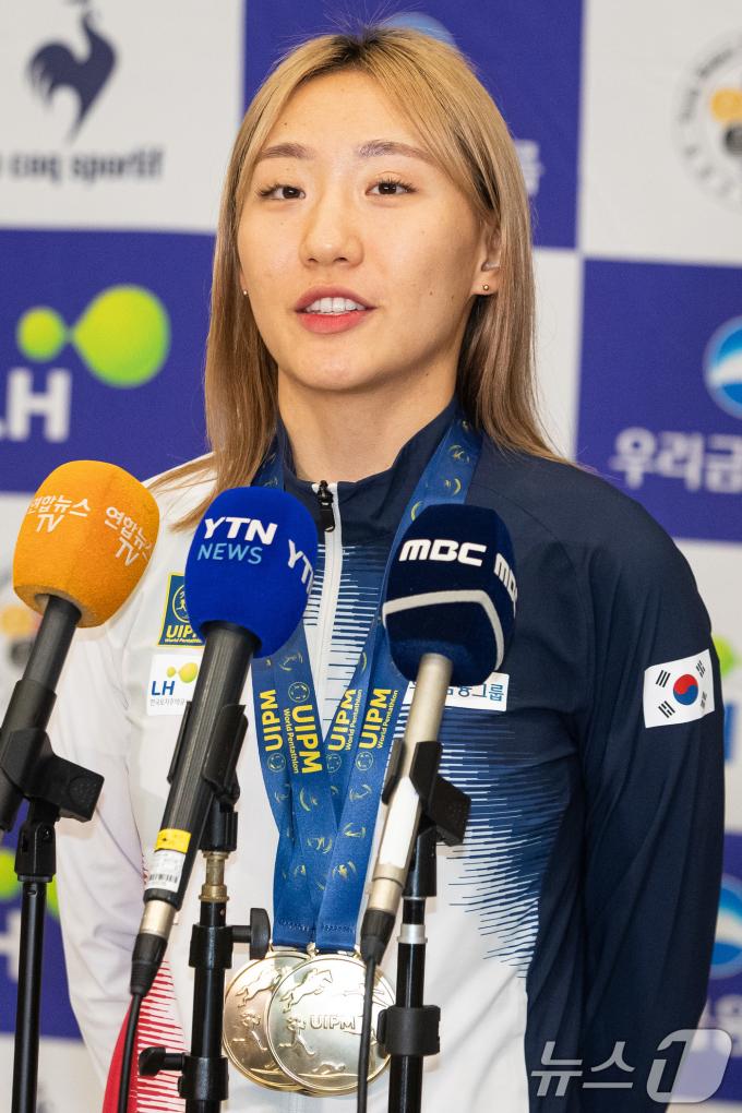 [사진] 질문 답하는 근대5종 성승민