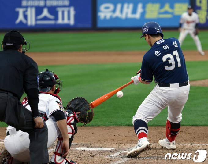 5일 오후 경기도 수원시 장안구 조원동 수원KT위즈파크에서 열린 프로야구 '2023 신한은행 SOL KBO 포스트시즌' 플레이오프 5차전 kt 위즈와 NC 다이노스의 경기 7회초 2사 주자 없는 상황 NC 손아섭이 2루타를 때리고 있다. 2023.11.5/뉴스1 ⓒ News1 박정호 기자