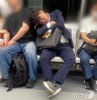 이준석 개혁신당 의원이 지하철 자리에 앉아 잠든 모습이 담긴 사진이 지난 13일 온라인에 게시됐다. 이 의원은 국민의힘 대표 시절부터 대중교통을 이용해 출퇴근했다.(온라인 커뮤니티)2024.6.14/뉴스1