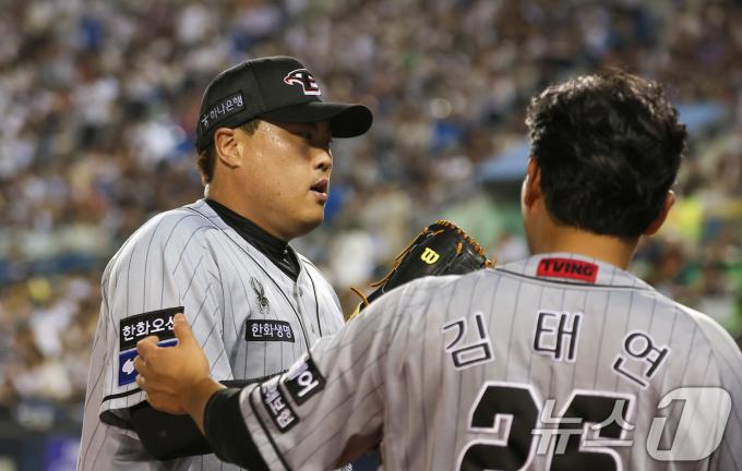 한화 선발 류현진이 12일 오후 서울 송파구 잠실야구장에서 열린 '2024 신한 SOL 뱅크 KBO리그' 한화 이글스와 두산 베어스의 경기, 6회말 수비를 무실점으로 막아낸 후 더그아웃에서 하이파이브를 하고 있다. 2024.6.12/뉴스1 ⓒ News1 김성진 기자