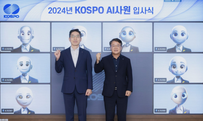 이승우 남부발전 사장(오른쪽)이 2024년 AI사원 입사식을 가진 뒤 기념 촬영을 하고 있다./사진=남부발전
