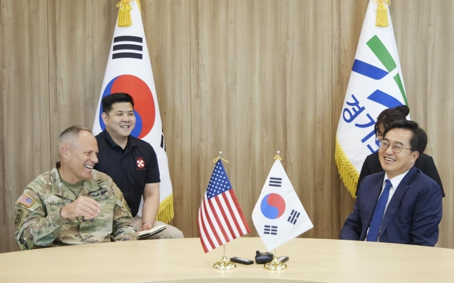 김동연 경기도지사(오른쪽)가 17일 경기도청 집무실에서 크리스토퍼 라니브 신임 미8군 사령관을 만나 상호 협력 방안 등에 관한 대화를 나누고 있다. / 사진제공=경기도
