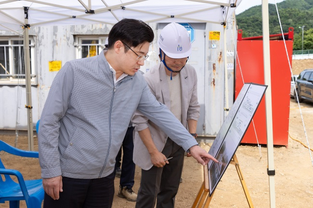 오병권 경기도 행정1부지사(왼쪽)가 17일 남양주시를 방문해 현장을 점검하고 있다. / 사진제공=경기도