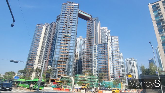 래미안 원펜타스의 3.3㎡당 일반분양 가격이 6736만9050만원으로 책정됐다. 사진은 래미안 원펜타스. /사진=김창성 기자