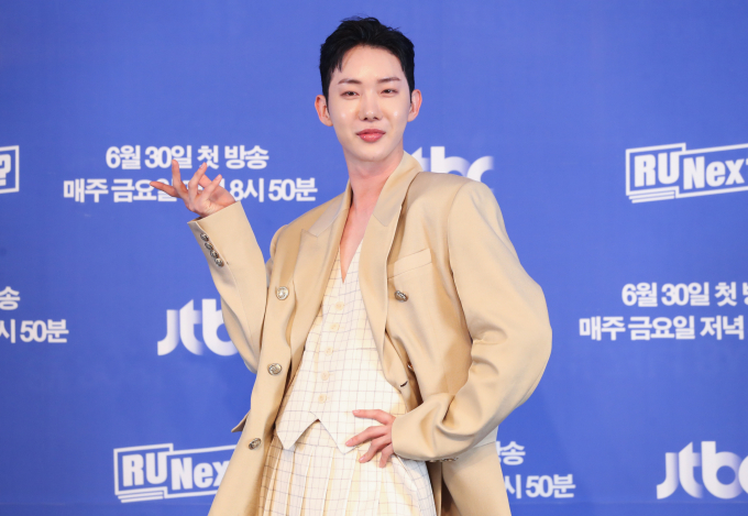 가수 겸 뮤지컬배우 조권이 큐브엔터테인먼트와 함께한 7년 여정을 마무리한다. 사진은 지난해 6월 서울 마포구 스탠포드호텔 코리아에서 열린 JTBC 새 서바이벌 프로그램 ‘알 유 넥스트(R U NEXT?)’ 제작발표회에 참석한 그룹 2AM 멤버 조권. /사진=뉴시스