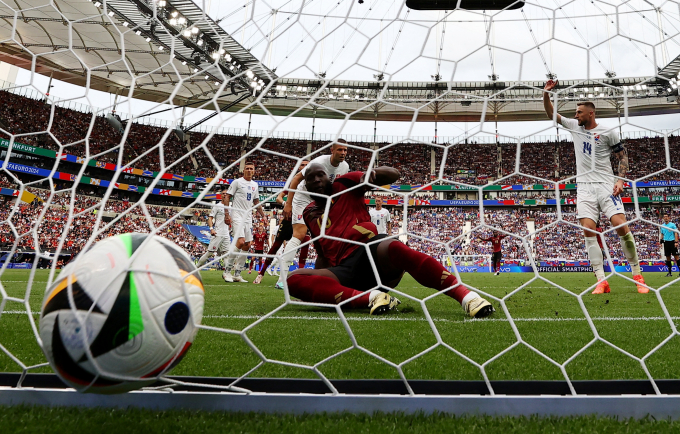 벨기에의 루카쿠는 두 차례 슬로바키아의 골망을 흔들었지만 모두 취소되는 불운을 겪었다.  사진은 VAR로 취소되기 전 루카쿠의 골 장면 /사진=로이터