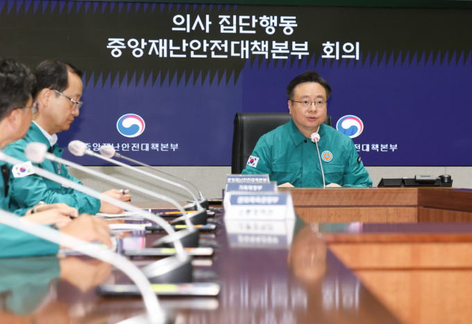 정부가 집단휴진으로 인한 의료공백을 최소화하기 위해 업무개시명령을 발령한다. 사진은 18일 의사 집단행동 중앙재난안전대책본부 회의에 참석한 조규홍 보건복지부 장관(오른쪽). /사진=뉴스1