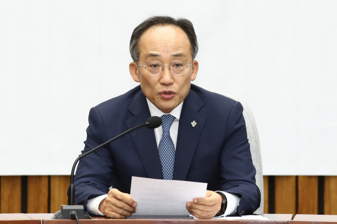 국민의힘이 18일 우원식 국회의장의 제22대 국회 상임위원회 강제 배정과 상임위원장 단독 선출의 무효 확인을 위한 권한쟁의심판을 헌법재판소에 청구한다고 밝혔다. 사진은 추경호 국민의힘 원내대표가 18일 서울 여의도 국회에서 열린 원내대책회의에서 모두발언하는 모습. /사진=뉴스1