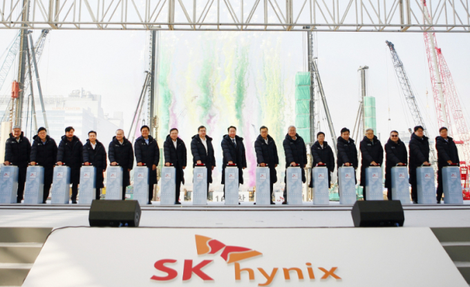 SK하이닉스 주가가 18일 강세를 보이고 있다. SK그룹 주요 경영진이 19일 경기 이천 SK하이닉스 본사에서 열린 반도체 생산라인 M16 기공식에서 발파 퍼포먼스를 하고 있다./사진=머니투데이