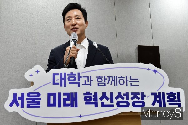 서울시가 서울 소재 54개 대학에 최소 6500억원을 투입한다. 사진은 오세훈 서울시장이 18일 오전 서울시청 브리핑룸에서 '대학과 함께하는 서울 미래 혁신 성장 계획'을 발표하는 모습. /사진=임한별 기자 