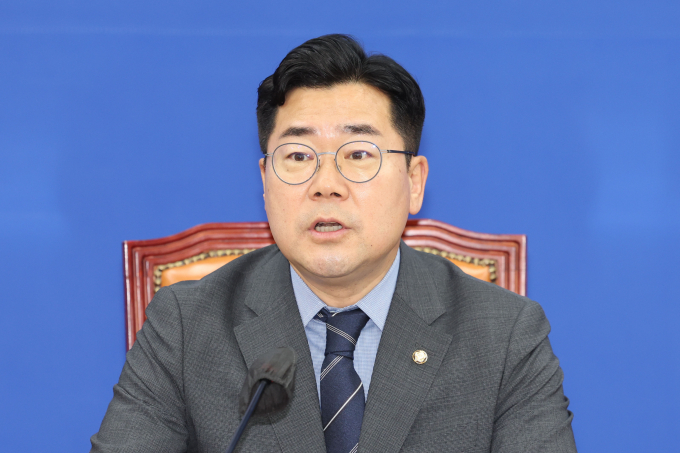  박찬대 더불어민주당 원내대표가 여당을 향해 "짝퉁 상임위(상임위원회)를 치우고 진짜 상임위로 들어오라"고 촉구했다. 사진은 박찬대 더불어민주당 원내대표가 18일 오전 서울 여의도 국회에서 열린 원내대책회의에서 발언하는 모습. /사진=뉴시스