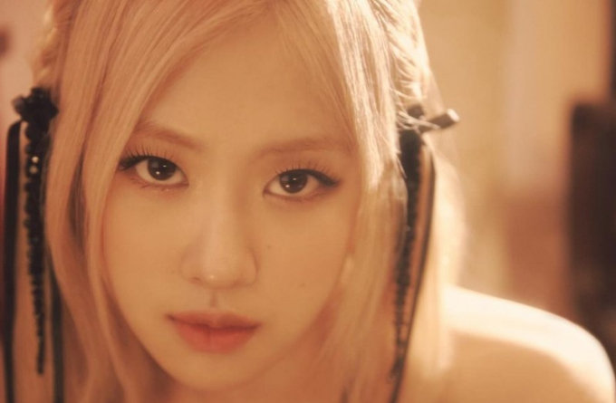  걸그룹 블랙핑크의 멤버 로제가 테디가 설립한 YG엔터테인먼트 산하 레이블 더블랙레이블과 전속 계약을 체결했다. /사진=로제 인스타그램