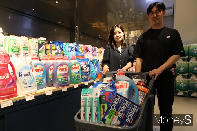 롯데백화점 광주점 고객이 '생활용품 슈퍼세일' 행사장에서 쇼핑을 하고 있다/사진=롯데백화점 홍보 3팀 제공.  