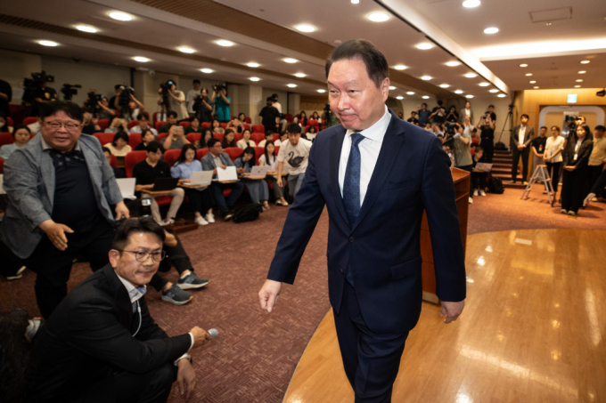 최태원 SK그룹 회장이 지난 17일 서울 종로구 SK서린빌딩에서 열린 노소영 아트센터 나비 관장과의 이혼소송 항소심 관련 기자 설명회에 참석해 상고이유에 대해 밝힌 후 회견장을 나서고 있다. / 사진=뉴스1 유승관 기자  /사진=(서울=뉴스1) 유승관 기자