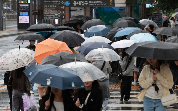 제주에서 올해 첫 장맛비가 내리겠다. 사진은 지난달 15일 오후 서울 마포구 홍대입구역 인근에서 시민들이 우산을 쓰고 걸어가는 모습. /사진=뉴시스