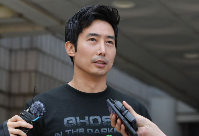 오토바이 운전자를 치고 달아난 혐의와 우크라이나로 불법 출국한 혐의로 재판에 넘겨진 이근 전 대위가 2심에서도 집행유예를 선고 받았다. 사진은 18일 서울 서초구 서울중앙지법에서 열린 항소심 선고에 출석한 뒤 취재진 질문에 답하고 있는 모습 /사진=뉴스1
