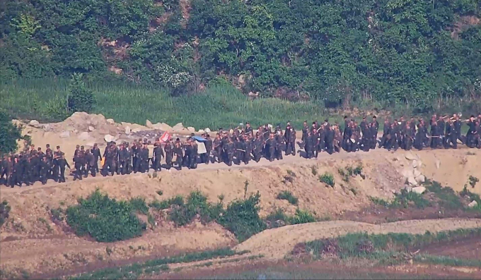 합동참모본부는 18일 북한군 수십명이 이날 오전 군사분계선(MDL)을 침범했다고 밝혔다. 사진은 대규모 병력을 투입한 북한군 모습. /사진=뉴시스(합동참모본부 제공) 
