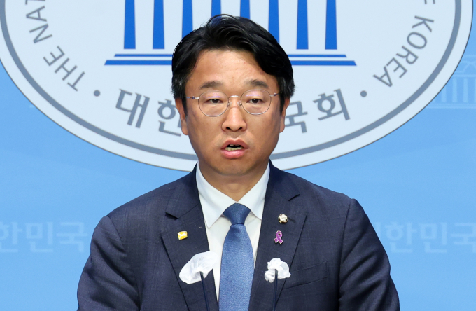 야6당(더불어민주당·조국혁신당·진보당·기본소득당·사회민주당·새로운미래)이 18일 노동조합·노동관계조정법 2·3조 개정안(노란봉투법)을 재추진한다고 알렸다. 사진은 이용우 민주당 의원이 제22대 국회 임기 시작일인 지난달 30일 서울 여의도 국회 소통관에서 노란봉투법 발의 기자회견을 하는 모습. /사진=뉴시스