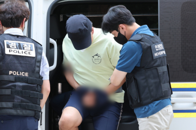 지하주차장서 여성을 흉기로 위협하여 900여만원을 갈취한 30대 남성이 구속 전 피의자 심문(영장실질심사)에 출석한다. 사진은 18일 경찰 호송차로 인천지법에 도착한 30대 남성 A씨의 모습. /사진=뉴시스