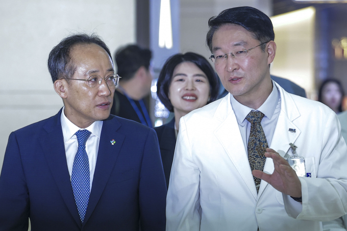 추경호 국민의힘 원내대표가 18일 서울 동작구 보라매병원을 방문해 의료계 파업 점검에 나섰다. 사진은 추 원내대표(왼쪽)가 18일 보라매병원을 방문해 이재협 서울특별시보라매병원장과 함께 이동하는 모습. /사진=뉴시스