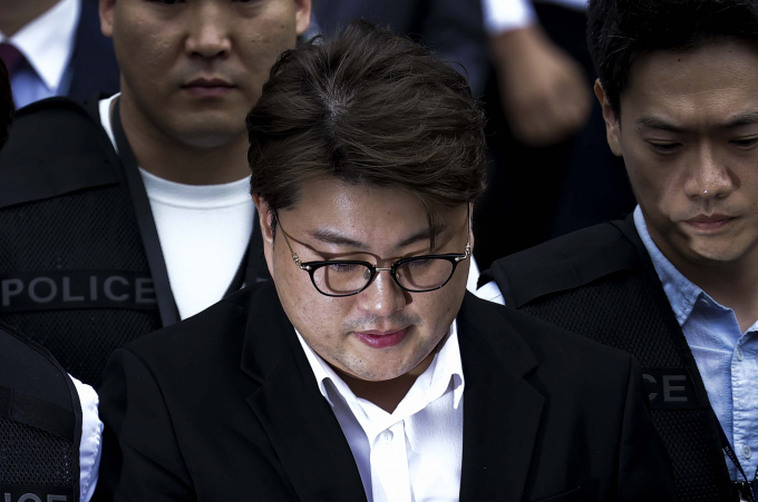 검찰이 음주 뺑소니 등 혐의를 받는 트로트 가수 김호중을 구속 기소했다. 사진은 지난달 24일 서울 서초구 서울중앙지방법원에서 열린 영장실질심사(구속 전 피의자심문)을 마친 뒤 법원을 나선 음주 뺑소니 혐의를 받고 있는 트로트 가수 김호중. /사진=뉴시스