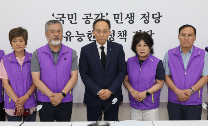 추경호 국민의힘 원내대표가 여당 몫의 10·29 이태원참사 특별조사위원회(특조위) 추천 작업을 최대한 빠른 시간 내에 정리하겠다고 밝혔다. 사진은 추 원내대표(가운데)가 18일 서울 여의도 국회 원내대표실에서 이정민 10.29 이태원참사유가족협의회 운영위원장(왼쪽 두번째)과 유가족들을 만난 모습. /사진=뉴시스