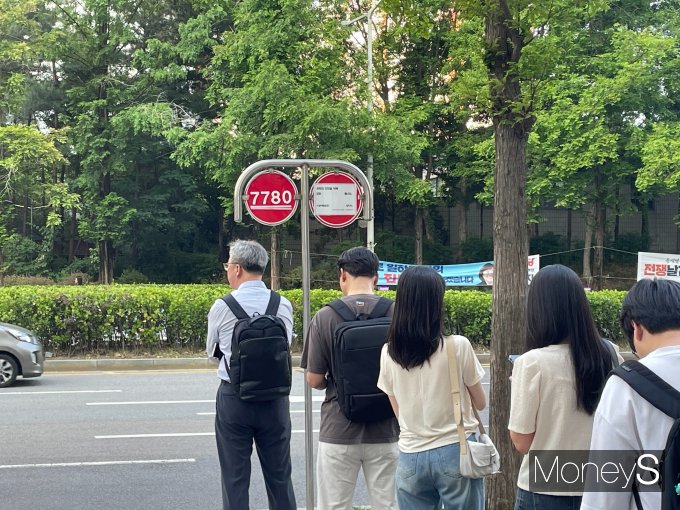 지난 18일 경기 수원시 한 버스정류장에서 시민들이 오지 않는 버스를 기다리고 있다. /사진=서지영 기자