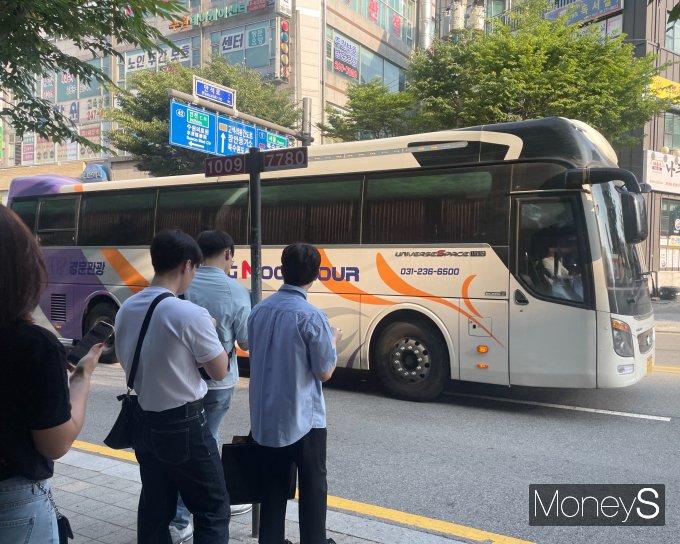 지난 18일 경기 수원시 한 버스정류장에서 만석인 버스가 정차하지 않고 그대로 지나치고 있다. /사진=서지영 기자
