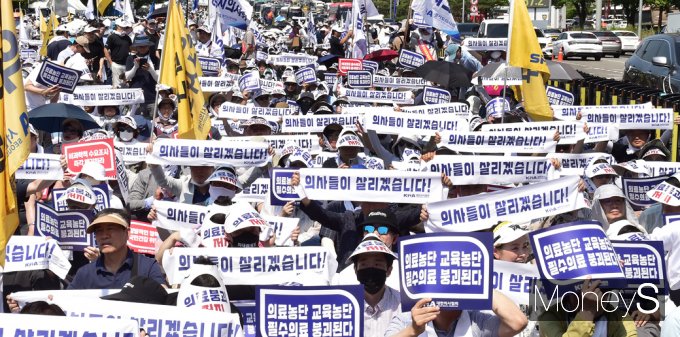 의료계 단체행동에 정부가 엄정 대응할 방침이다. 사진은 대한의사협회 주도로 지난 18일 서울 여의도에서 진행된 총궐기대회 모습. /사진=임한별 기자