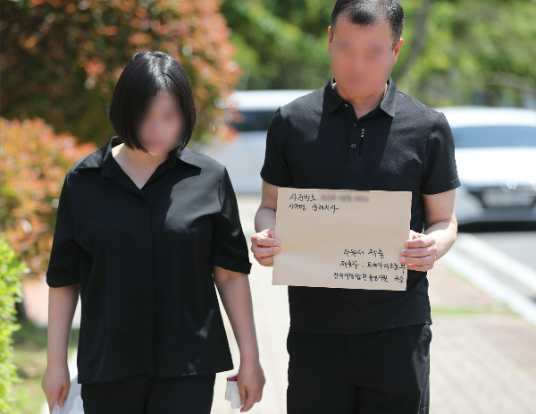 피해자의 유가족은 국민동의청원을 통해 교제폭력처벌법을 바련할 것을 촉구했다. 사진은 지난달 20일 경남 통영시 창원지방법원으로  피해자 유가족이 탄원서를 들고 법정으로 향하는 모습. /사진=뉴스1