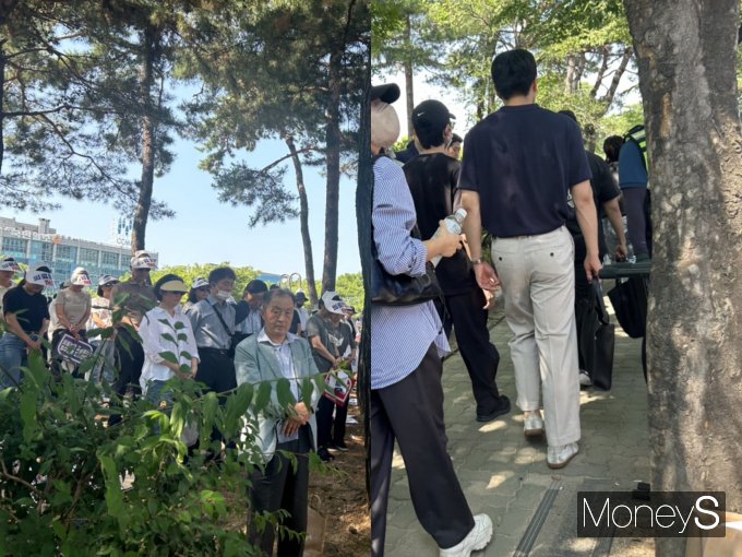 궐기대회 근처 공원으로 시민들이 서있거나 앉아있어 통행이 어려웠다 ./사진=김지은기자