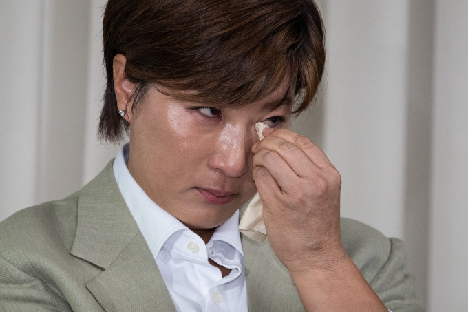 박세리가 기자회견 도중 참았던 눈물을 흘리고 있다. /사진= 뉴스1