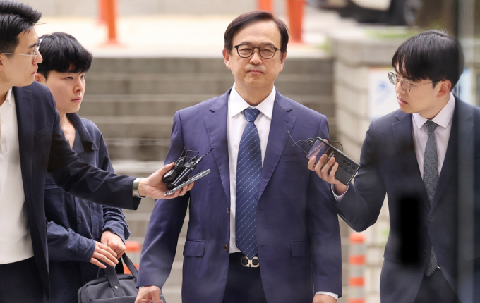 안승호 전 삼성전자 IP센터장(부사장)이 지난달 30일 오전 서울 서초구 서울중앙지방법원에서 '삼성전자 내부 기밀자료 불법 취득' 혐의와 관련 구속 전 피의자 심문(영장실질심사)에 출석하고 있다. / 사진=뉴시스 추상철 기자 /사진=추상철