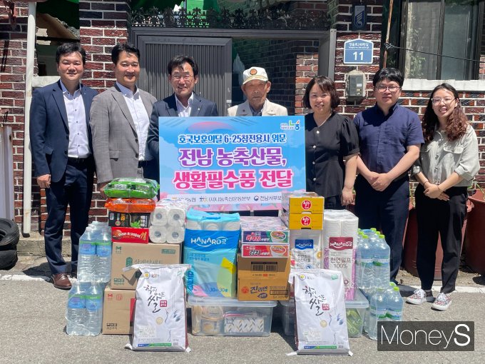 박종탁 농협전남본부장(왼쪽 세번째)은 18일 목포시 용해동에 거주중인 6·25 참전용사 김노성 어르신 자택을 방문해 농축산물과 생필품을 전달했다/사진=농협전남본부 제공.