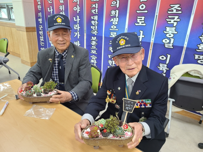 포천시 보훈회관에서 진행한 '다육이 정원만들기 원예교실'에 참여한 보훈 유공자 어르신들이 환하게 미소 짓고 있다. /사진제공=포천시