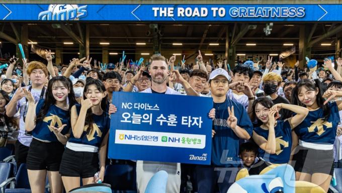 NC 다이노스 맷 데이비슨이 지난 15일 삼성과의 경기에서 끝내기 홈런을 친후 수훈 선수로 선정됐다.(NC 다이노스 제공)