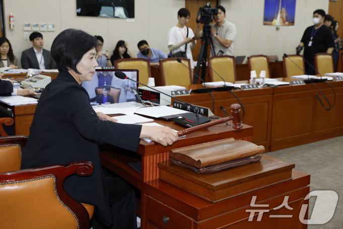 18일 오전 서울 여의도 국회에서 열린 과학기술정보방송통신위원회 3차 전체회의에서 국민의힘 의원석이 비어있는 가운데 최민희 위원장이 의사봉을 두드리고 있다. 2024.6.18/뉴스1 ⓒ News1 안은나 기자